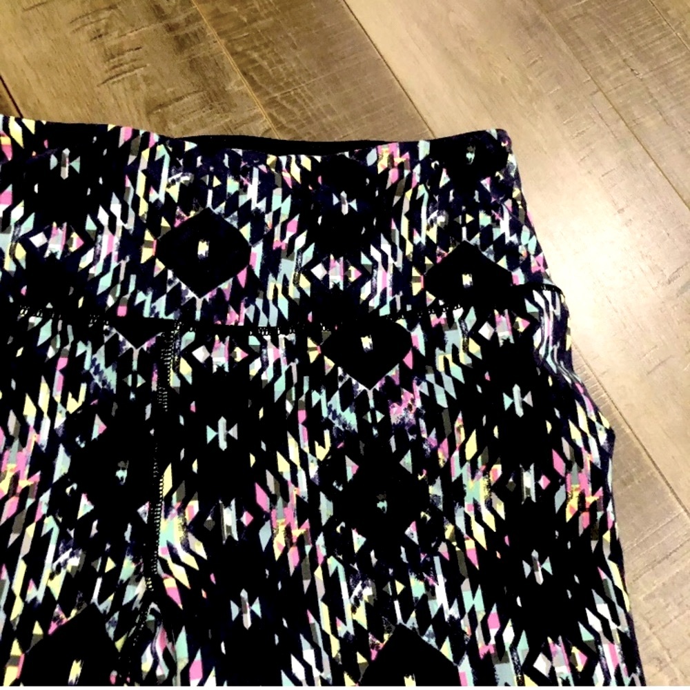 NWOT Victoria’s Secret VSX Knockout Tribal Kaleidoscope Leggings Tights XS - Picture 11 of 15